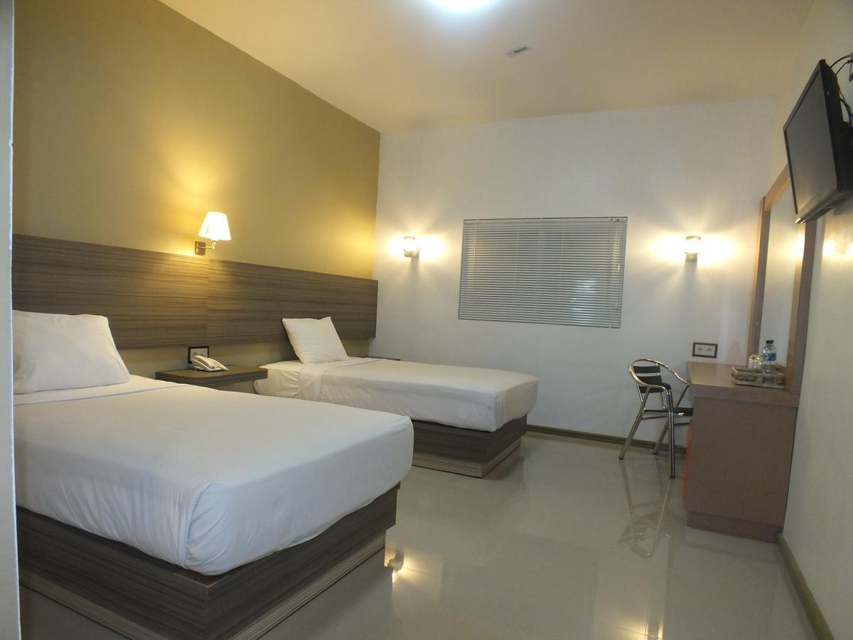 Zamrud Malioboro Hotel ยอกยาการ์ตา ภายนอก รูปภาพ
